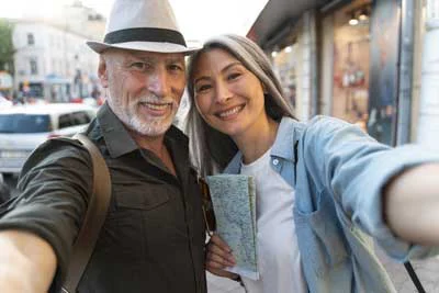 Coppia sorridente durante una passeggiata