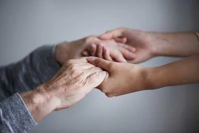 Mani di sostegno e solidarietà tra generazioni