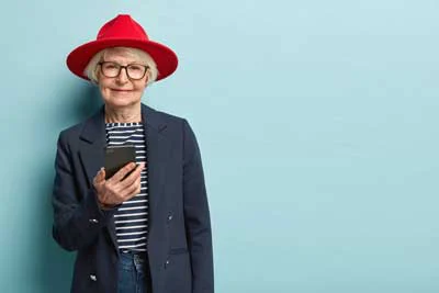Donna anziana con cappello rosso