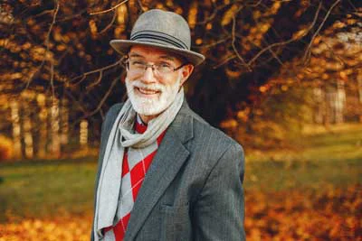 Uomo anziano all’aperto in autunno