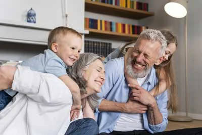 Persone anziane felici durante un’attività sociale