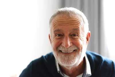 Ritratto di un uomo anziano sorridente