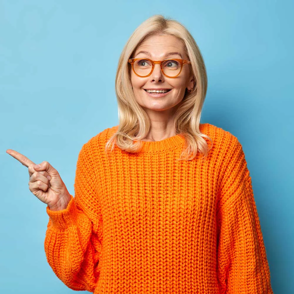 Donna con maglione arancione e occhiali