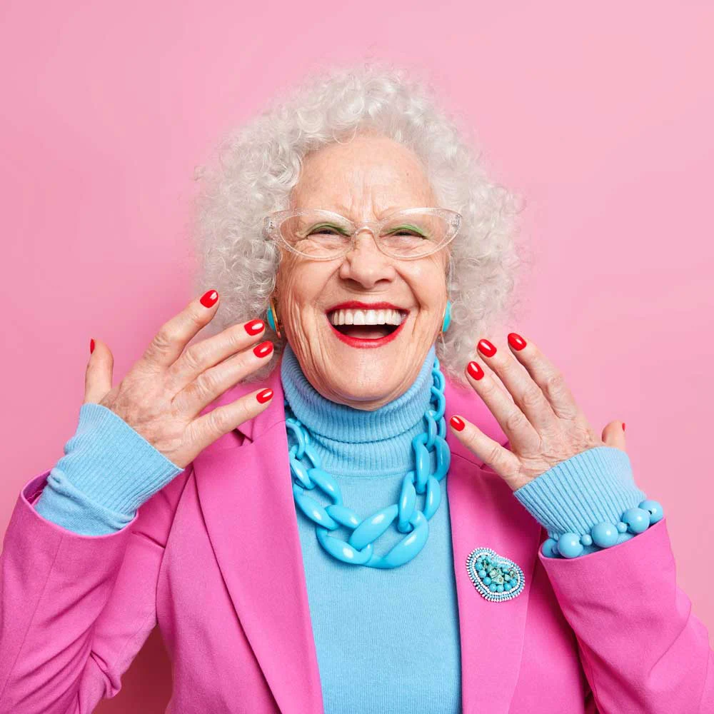 Donna anziana sorridente con abiti colorati