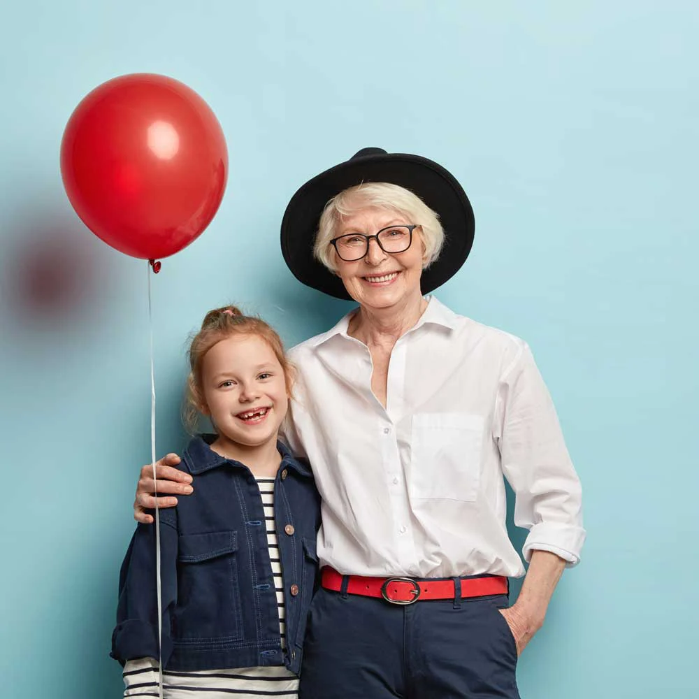 Nonna e nipote con un palloncino rosso